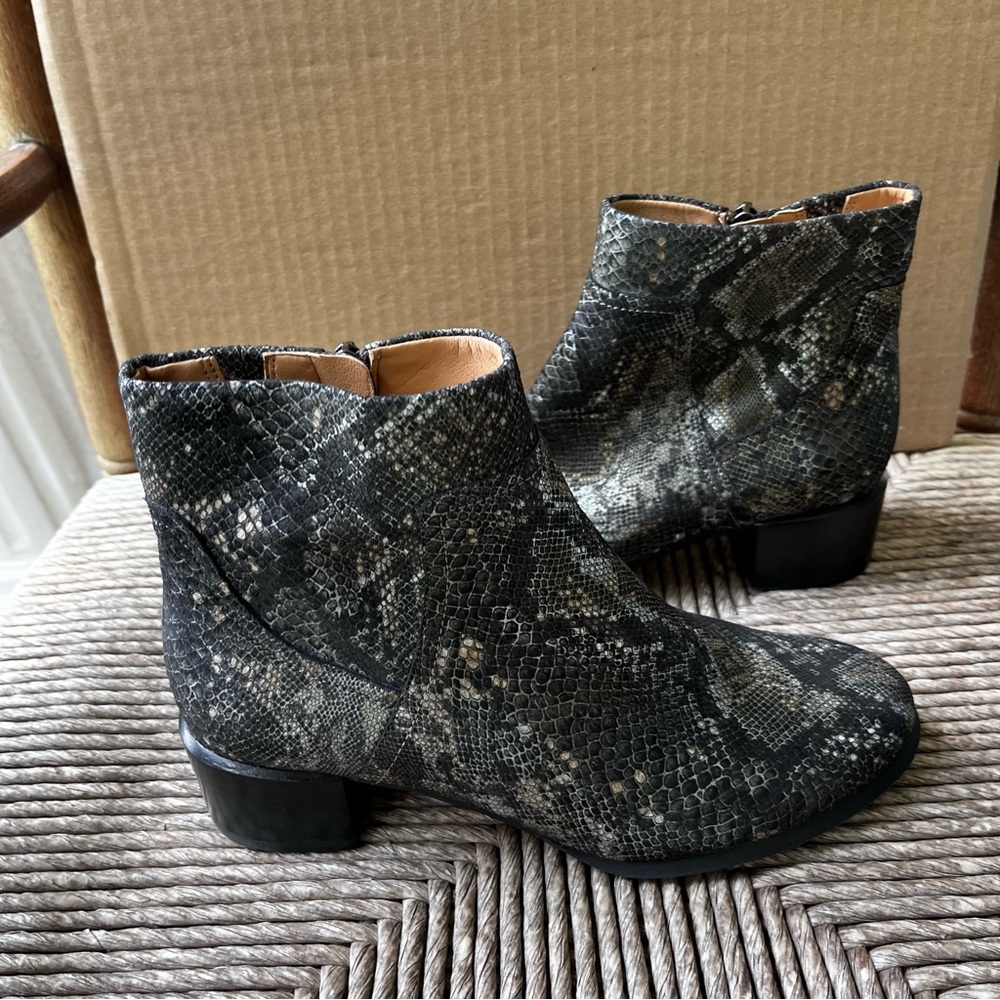 Vionic Kamryn ankle pewter boa Boots NWOT